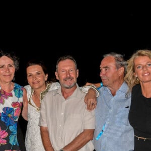 Charles Berling, Marie-Monique Robin, Juliette Binoche, François Victor (directeur Parc Naturel Port Cros) , André de Marco (Fondation Hulot) et Alice Audouin - La première édition du "Porquerolles film festival" consacré à l'environnement et présidé par l'actrice Juliette Binoche a récompensé le film "Dark water" le 27 août 2020. © Patrick Carpentier / Bestimage