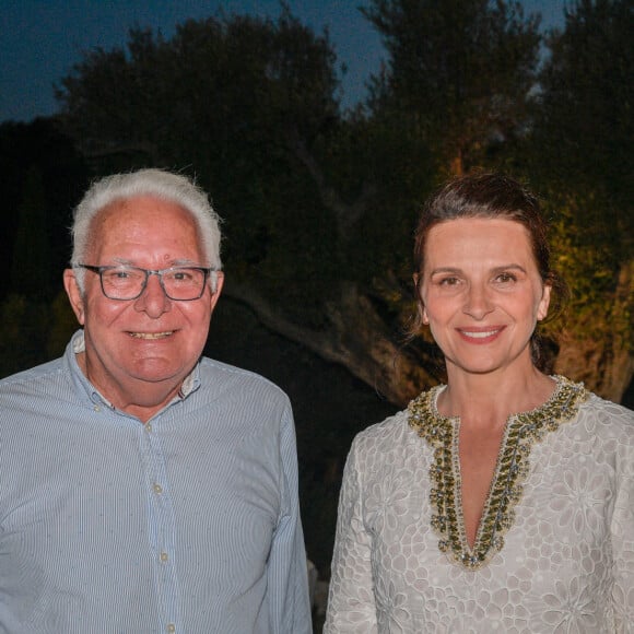 Juliette Binoche et le maire d'Hyères les Palmiers Jean-Pierre Giran - La première édition du "Porquerolles film festival" consacré à l'environnement et présidé par l'actrice Juliette Binoche a récompensé le film "Dark water" le 27 août 2020. © Patrick Carpentier / Bestimage