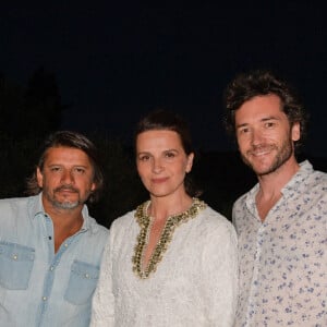 Vincent Doerr (Directeur Général du festival et Fondateur), Juliette Binoche et Charles Carmignac (propriétaire des lieux) - La première édition du "Porquerolles film festival" consacré à l'environnement et présidé par l'actrice Juliette Binoche a récompensé le film "Dark water" le 27 août 2020. © Patrick Carpentier / Bestimage