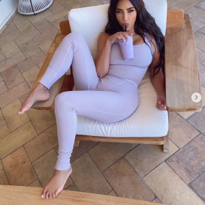 Kim Kardashian a-t-elle six orteils ? L'intéressée répond aux internautes curieux en filmant ses pieds.