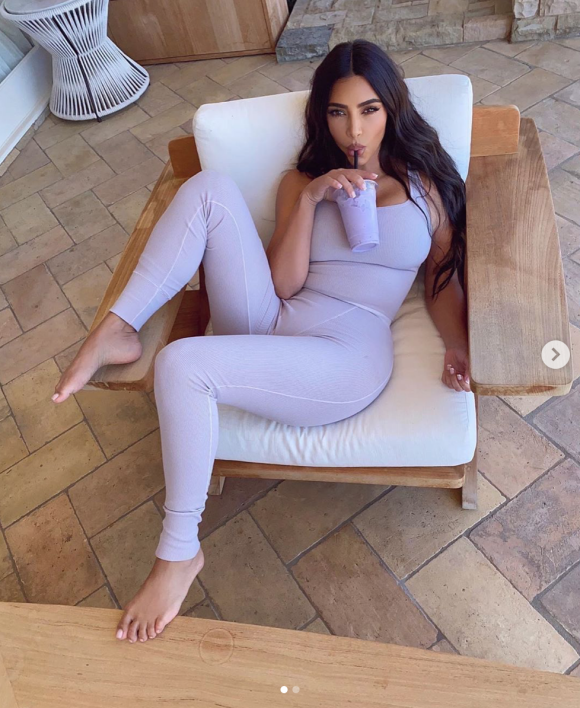 Kim Kardashian a-t-elle six orteils ? L'intéressée répond aux internautes curieux en filmant ses pieds.