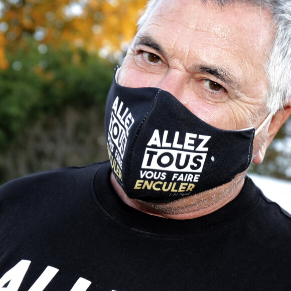 Exclusif - Jean-Marie Bigard - Inauguration de la Fête à Neuneu au profit de l'association "Innocence En Danger" au Bois de Boulogne à Paris, France. Jean-Marie Bigard porte un masque assorti à son célèbre T-shirt. © Cédric Perrin/Bestimage