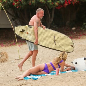 Exclusif - Dominic Purcell et sa compagne AnnaLyne McCord profitent d'un après-midi sur la plage d'Huntington, le 11 septembre 2020.