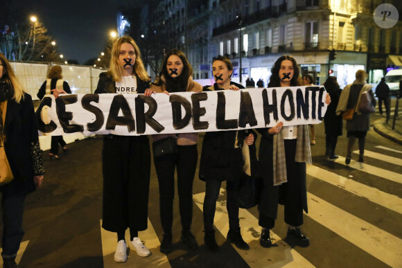 Manifestation contre la nomination de Roman Polanski avant la 45e cérémonie des César à Paris, le 28 février 2020. © Gwendoline Le Goff / Panoramic / Bestimage