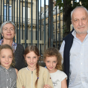 Alexia Stresi et François Berléand avec leurs filles Adèle et Lucie et une amie - Soirée d'inauguration de la 35ème fête foraine des Tuileries au Jardin des Tuileries à Paris, le 22 juin 2018. © Coadic Guirec/Baldini/Bestimage