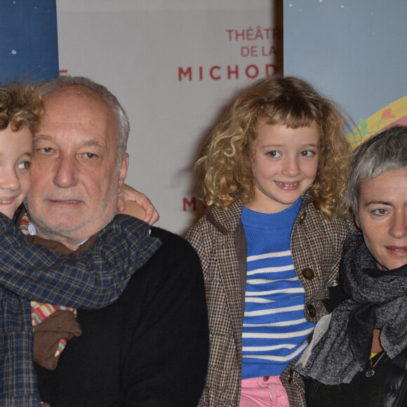 François Berléand avec sa compagne Alexia Stresi et leurs filles Adele et Lucie - Générale de la pièce "il était une fois" au théâtre de la Michodière à Paris le 5 décembre 2015. Jenifer et Jean-Pierre Marielle prêtent leur voix lors de ce spectacle. © Veeren / Bestimage