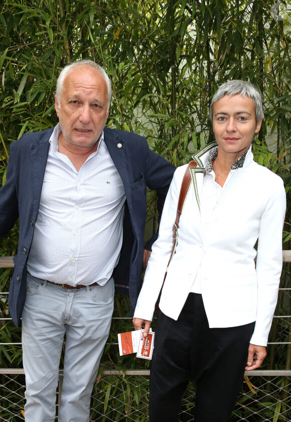 François Berléand et sa compagne Alexia Strési - People dans le village lors du tournoi de tennis de Roland-Garros à Paris, le 2 juin 2015.
