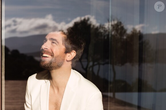 Agustín Galiana, photo promotionnelle de son album "Plein soleil". 2020.