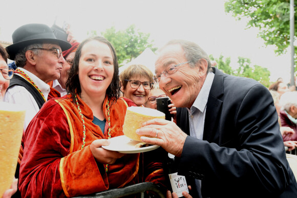 Jean-Pierre Pernaut lors du tournage de l'émission "Votre plus beau marché de France" à Montbrison le 14 juin 2019. © Frédéric Chambert / Panoramic / Bestimage