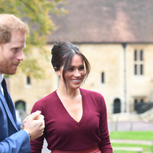 Le prince Harry, duc de Sussex, et Meghan Markle, duchesse de Sussex, arrivent pour une réunion sur l'égalité des genres avec les membres du Queen's Commonwealth Trust (dont elle est vice-présidente) et du sommet One Young World au château de Windsor, le 25 octobre 2019.