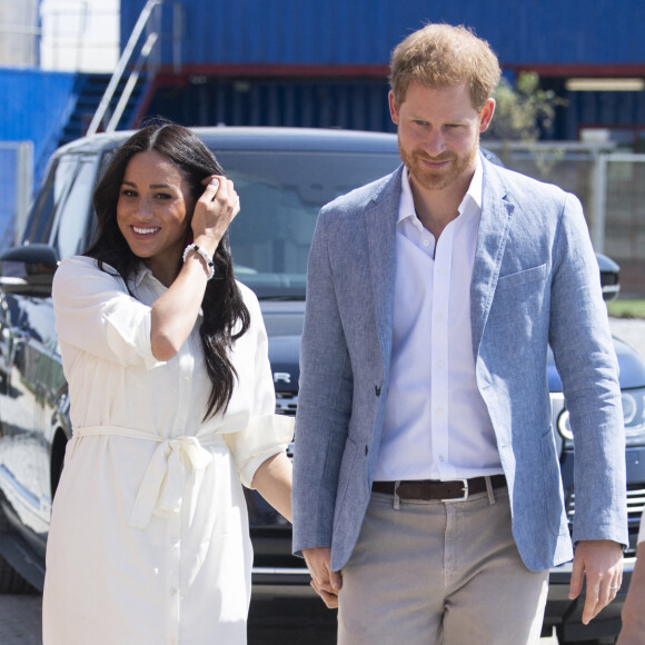 Le prince Harry, duc de Sussex, et Meghan Markle, duchesse de Sussex, rencontrent des jeunes entrepreneurs locaux à Tembisa près de Johannesburg, le 2 octobre 2019, lors de leur dernier jour en Afrique du Sud.