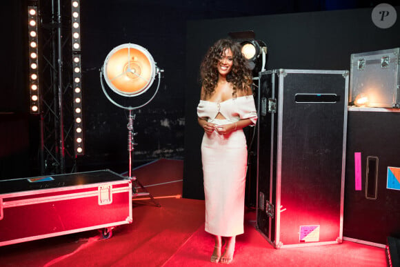 Amel Bent - Backstage de l'enregistrement de l'émission "300 Choeurs chantent Dassin" à Paris, le 15 septembre 2020 et diffusé le 16 octobre 2020. © Tiziano Da Silva / Bestimage