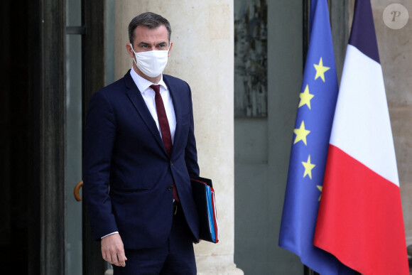 Olivier Véran, ministre de la santé à la sortie du conseil des ministres du 23 septemre 2020, au palais de l'Elysée à Paris. © Stéphane Lemouton / Bestimage