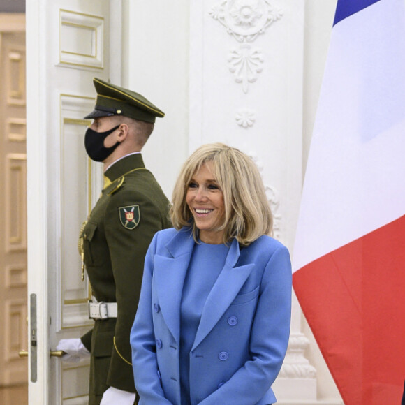 Le président français Emmanuel Macron et sa femme Brigitte Macron rencontrent le président lituanien Gitanas Nauseda et sa femme Diana Nausediene avant une réunion au palais présidentiel de Vilnius, en Lituanie, le 28 septembre 2020. © Eliot Blondet / Pool / Bestimage 