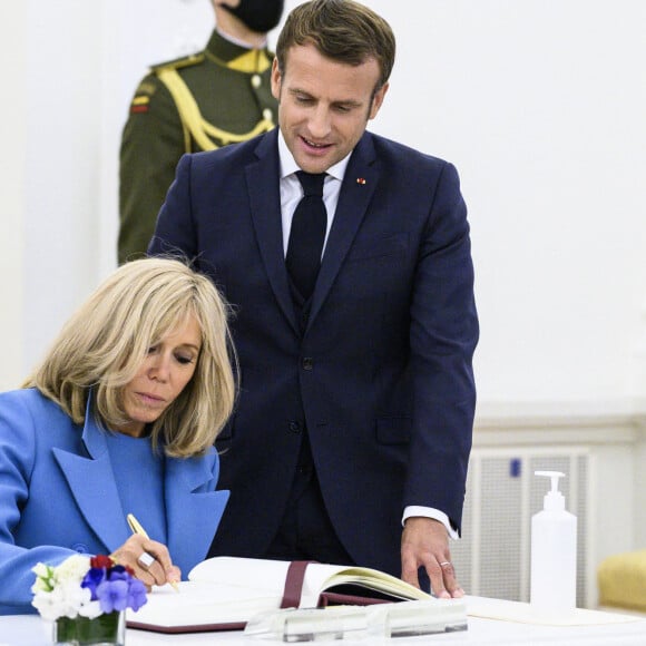 Le président français Emmanuel Macron et sa femme Brigitte Macron rencontrent le président lituanien Gitanas Nauseda et sa femme Diana Nausediene avant une réunion au palais présidentiel de Vilnius, en Lituanie, le 28 septembre 2020. © Eliot Blondet / Pool / Bestimage 