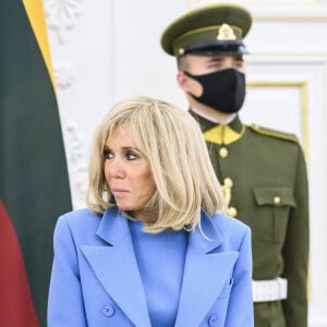 Le président français Emmanuel Macron et sa femme Brigitte Macron rencontrent le président lituanien Gitanas Nauseda et sa femme Diana Nausediene avant une réunion au palais présidentiel de Vilnius, en Lituanie, le 28 septembre 2020. © Eliot Blondet / Pool / Bestimage 