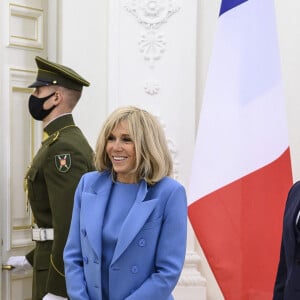 Le président français Emmanuel Macron et sa femme Brigitte Macron rencontrent le président lituanien Gitanas Nauseda et sa femme Diana Nausediene avant une réunion au palais présidentiel de Vilnius, en Lituanie, le 28 septembre 2020. © Eliot Blondet / Pool / Bestimage 