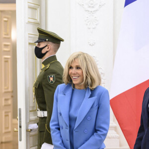 Le président français Emmanuel Macron et sa femme Brigitte Macron rencontrent le président lituanien Gitanas Nauseda et sa femme Diana Nausediene avant une réunion au palais présidentiel de Vilnius, en Lituanie, le 28 septembre 2020. © Eliot Blondet / Pool / Bestimage 