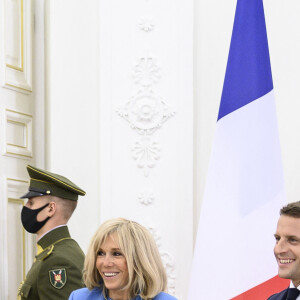 Le président français Emmanuel Macron et sa femme Brigitte Macron rencontrent le président lituanien Gitanas Nauseda et sa femme Diana Nausediene avant une réunion au palais présidentiel de Vilnius, en Lituanie, le 28 septembre 2020. © Eliot Blondet / Pool / Bestimage 