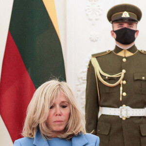 Le président de la république, Emmanuel Macron accompagné de la première dame Brigitte Macron et Gitanas Nauseda, président de la république de Lithuaine, au palais présidentiel, Vilnius, Lituanie, le 28 septembre 2020. © Stéphane Lemouton / Bestimage 