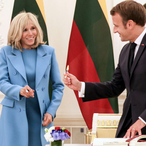 Le président de la république, Emmanuel Macron accompagné de la première dame Brigitte Macron et Gitanas Nauseda, président de la république de Lithuaine, au palais présidentiel, Vilnius, Lituanie, le 28 septembre 2020. © Stéphane Lemouton / Bestimage 