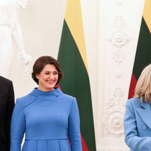 Le président de la république, Emmanuel Macron accompagné de la première dame Brigitte Macron et Gitanas Nauseda, président de la république de Lithuaine, au palais présidentiel, Vilnius, Lituanie, le 28 septembre 2020. © Stéphane Lemouton / Bestimage 