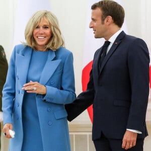 Le président de la république, Emmanuel Macron accompagné de la première dame Brigitte Macron et Gitanas Nauseda, président de la république de Lithuaine, au palais présidentiel, Vilnius, Lituanie. © Stéphane Lemouton / Bestimage 