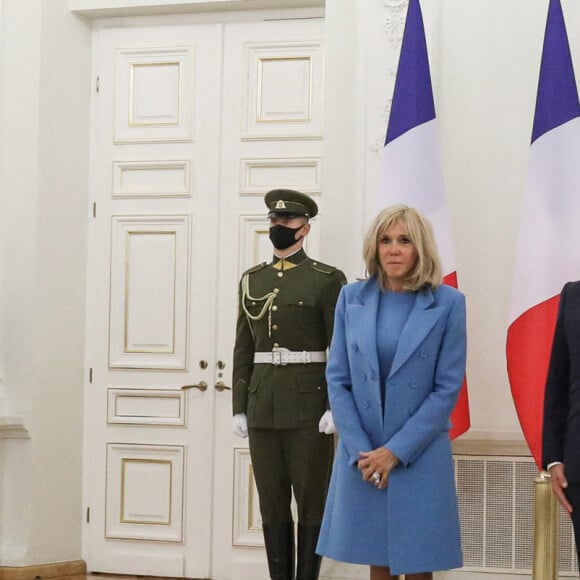 Le président de la république, Emmanuel Macron accompagné de la première dame Brigitte Macron et Gitanas Nauseda, président de la république de Lithuaine, au palais présidentiel, Vilnius, Lituanie, le 28 septembre 2020. © Stéphane Lemouton / Bestimage 