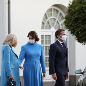 Le président de la république, Emmanuel Macron et la première dame Brigitte Macron arrivent au palais présidentiel pour un entretien avec Gitanas Nauseda, président de la république de Lituanie, accompagné de sa femme Diana Nausédiené, Vilnius, Lituanie, le 28 septembre 2020. © Stéphane Lemouton / Bestimage 