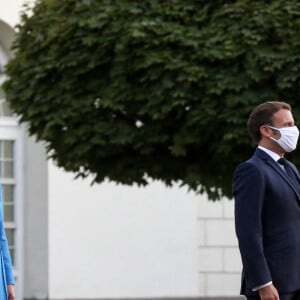 Le président de la république, Emmanuel Macron et la première dame Brigitte Macron arrivent au palais présidentiel pour un entretien avec Gitanas Nauseda, président de la république de Lituanie, accompagné de sa femme Diana Nausédiené, Vilnius, Lituanie, le 28 septembre 2020. © Stéphane Lemouton / Bestimage 