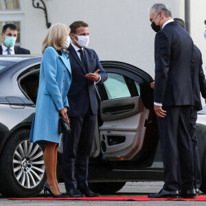 Le président de la république, Emmanuel Macron et la première dame Brigitte Macron arrivent au palais présidentiel pour un entretien avec Gitanas Nauseda, président de la république de Lituanie, accompagné de sa femme Diana Nausédiené, Vilnius, Lituanie, le 28 septembre 2020. © Stéphane Lemouton / Bestimage 