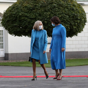 Le président de la république, Emmanuel Macron et la première dame Brigitte Macron arrivent au palais présidentiel pour un entretien avec Gitanas Nauseda, président de la république de Lituanie, accompagné de sa femme Diana Nausédiené, Vilnius, Lituanie, le 28 septembre 2020. © Stéphane Lemouton / Bestimage 