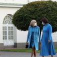 Le président de la république, Emmanuel Macron et la première dame Brigitte Macron arrivent au palais présidentiel pour un entretien avec Gitanas Nauseda, président de la république de Lituanie, accompagné de sa femme Diana Nausédiené, Vilnius, Lituanie, le 28 septembre 2020. © Stéphane Lemouton / Bestimage   