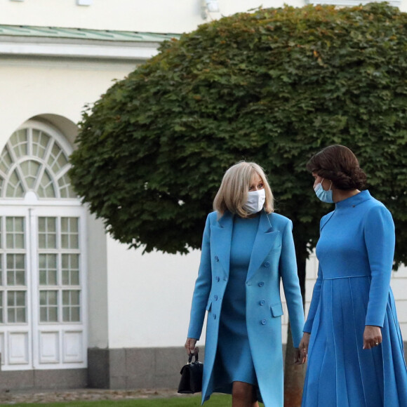 Le président de la république, Emmanuel Macron et la première dame Brigitte Macron arrivent au palais présidentiel pour un entretien avec Gitanas Nauseda, président de la république de Lituanie, accompagné de sa femme Diana Nausédiené, Vilnius, Lituanie, le 28 septembre 2020. © Stéphane Lemouton / Bestimage 