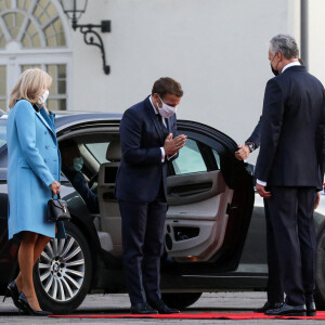 Le président de la république, Emmanuel Macron et la première dame Brigitte Macron arrivent au palais présidentiel pour un entretien avec Gitanas Nauseda, président de la république de Lituanie, accompagné de sa femme Diana Nausédiené, Vilnius, Lituanie, le 28 septembre 2020. © Stéphane Lemouton / Bestimage 