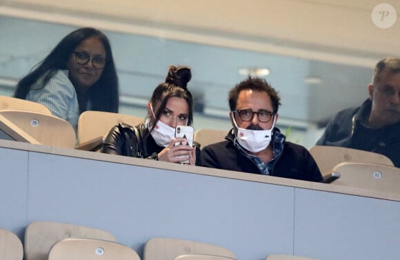 Capucine Anav dans les tribunes des internationaux de tennis de Roland Garros avec son père Didier à Paris le 29 septembre 2020. Capucine s'est faite reprendre six fois par la sécurité car elle enlève a enlevé son masque. © Dominique Jacovides / Bestimage 