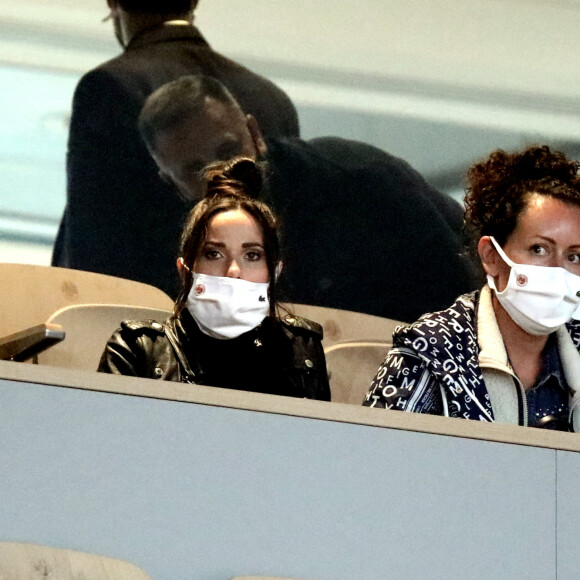 Semi Exclusif - Capucine Anav dans les tribunes des internationaux de tennis de Roland Garros avec son père Didier à Paris le 29 septembre 2020. Capucine s'est faite reprendre six fois par la sécurité car elle enlève a enlevé son masque. © Dominique Jacovides / Bestimage