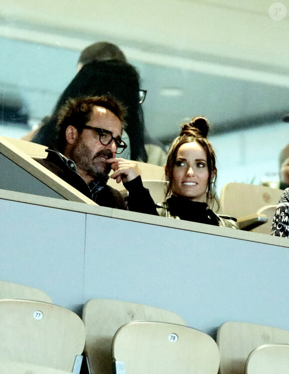 Capucine Anav dans les tribunes des internationaux de tennis de Roland Garros avec son père Didier à Paris le 29 septembre 2020. Capucine s'est faite reprendre six fois par la sécurité car elle enlève a enlevé son masque. © Dominique Jacovides / Bestimage