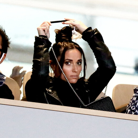 Capucine Anav dans les tribunes des internationaux de tennis de Roland Garros avec son père Didier à Paris le 29 septembre 2020. Capucine s'est faite reprendre six fois par la sécurité car elle enlève a enlevé son masque. © Dominique Jacovides / Bestimage