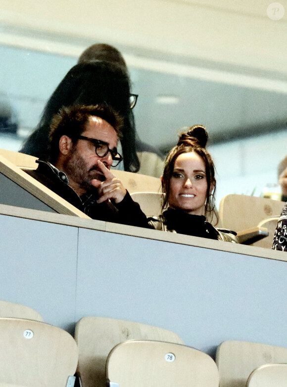 Capucine Anav dans les tribunes des internationaux de tennis de Roland Garros avec son père Didier à Paris le 29 septembre 2020. Capucine s'est faite reprendre six fois par la sécurité car elle enlève a enlevé son masque. © Dominique Jacovides / Bestimage