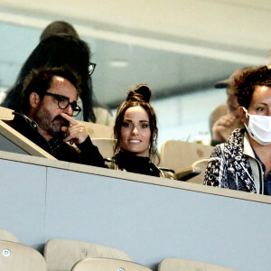 Semi Exclusif - Capucine Anav dans les tribunes des internationaux de tennis de Roland Garros avec son père Didier à Paris le 29 septembre 2020. Capucine s'est faite reprendre six fois par la sécurité car elle enlève a enlevé son masque. © Dominique Jacovides / Bestimage