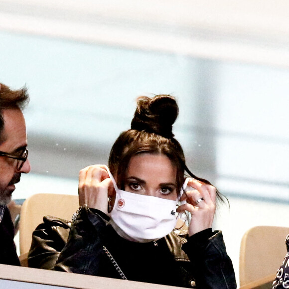 Capucine Anav dans les tribunes des internationaux de tennis de Roland Garros avec son père Didier à Paris le 29 septembre 2020. Capucine s'est faite reprendre six fois par la sécurité car elle enlève a enlevé son masque. © Dominique Jacovides / Bestimage