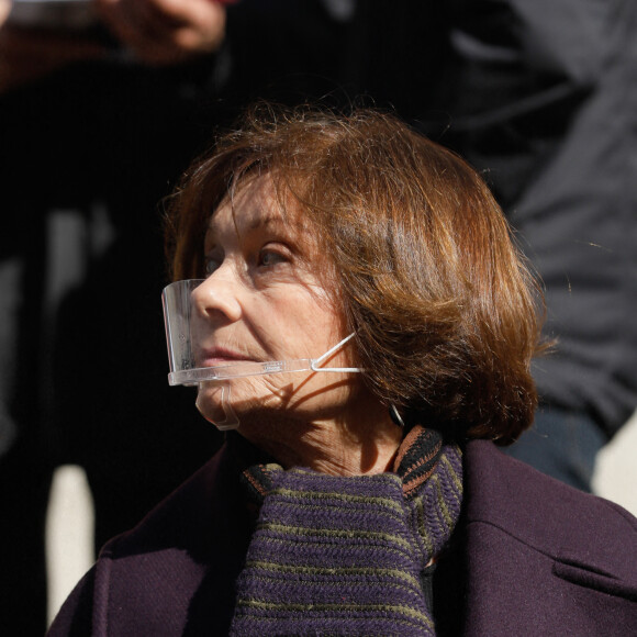 Macha Méril - Sorties des obsèques de Michael Lonsdale en l'église Saint-Roch à Paris le 1er octobre 2020.