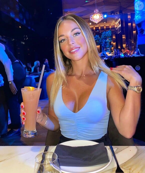 Maddy Burciaga boit un verre, à Dubaï, septembre 2020