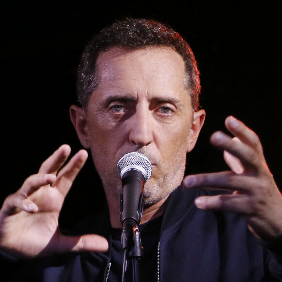 Gad Elmaleh présente en avant-première son album où il intérprète les grands succès de Claude Nougaro lors d'un concert privé (30 personnes) sur la péniche "Maison Claude Nougaro" à Toulouse, le 24 août 2020. Le premier extrait, le célèbre "Amstrong" sera disponible dès le 4 septembre. Gad reprend 12 titres de Claude Nougaro sur un album "Dansez sur moi" qui sortira le 20 novembre. Ce lundi soir, l'artiste entouré de ses musiciens a présenté six chansons. Cécile Nougaro (la fille de Claude Nougaro) était présente aux côtés de Gad Elmaleh pour cette soirée.