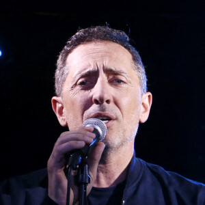 Gad Elmaleh présente en avant-première son album où il intérprète les grands succès de Claude Nougaro lors d'un concert privé (30 personnes) sur la péniche "Maison Claude Nougaro" à Toulouse, le 24 août 2020. Le premier extrait, le célèbre "Amstrong" sera disponible dès le 4 septembre. Gad reprend 12 titres de Claude Nougaro sur un album "Dansez sur moi" qui sortira le 20 novembre. Ce lundi soir, l'artiste entouré de ses musiciens a présenté six chansons. Cécile Nougaro (la fille de Claude Nougaro) était présente aux côtés de Gad Elmaleh pour cette soirée.