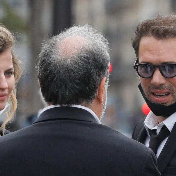 Exclusif - Nicolas Bedos et Pauline Desmonts, Raphaël Mezrahi - Sorties de la messe hommage à Jean-Loup Dabadie en l'église Saint-Germain-des-Prés à Paris le 23 septembre 2020. 