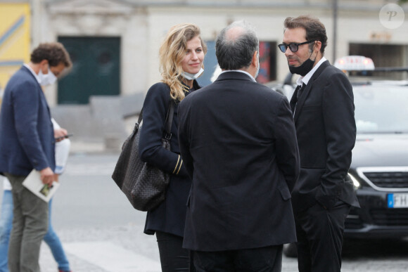 Exclusif - Nicolas Bedos et Pauline Desmonts, Raphaël Mezrahi - Sorties de la messe hommage à Jean-Loup Dabadie en l'église Saint-Germain-des-Prés à Paris le 23 septembre 2020. 