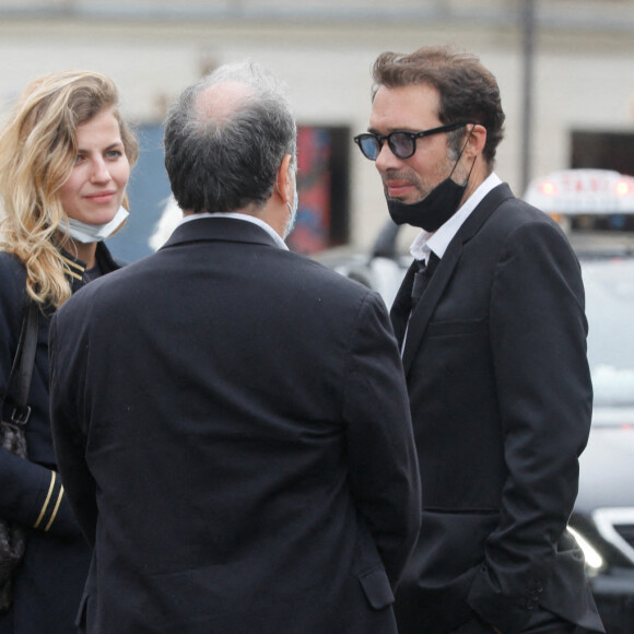 Exclusif - Nicolas Bedos et Pauline Desmonts, Raphaël Mezrahi - Sorties de la messe hommage à Jean-Loup Dabadie en l'église Saint-Germain-des-Prés à Paris le 23 septembre 2020. 