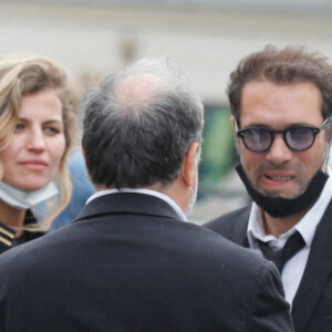 Exclusif - Nicolas Bedos et Pauline Desmonts, Raphaël Mezrahi - Sorties de la messe hommage à Jean-Loup Dabadie en l'église Saint-Germain-des-Prés à Paris le 23 septembre 2020. 